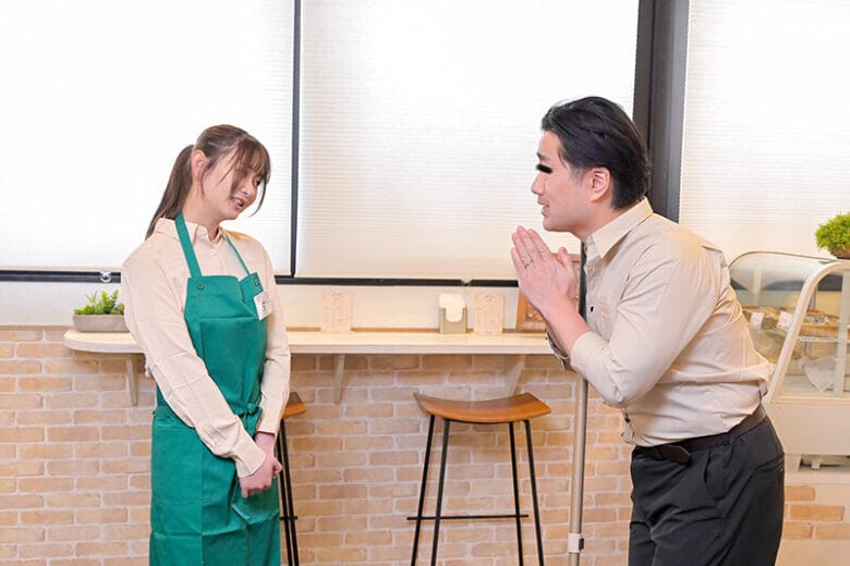 人手不足で悩む店長より偉いバイト様!辞めたいと言ってきた地味なバイトさんを引き止めたら...まさかのオヤジ好きの絶倫マ〇コで仕事中に何度も性欲処理させられた 3枚目