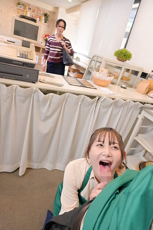 人手不足で悩む店長より偉いバイト様!辞めたいと言ってきた地味なバイトさんを引き止めたら...まさかのオヤジ好きの絶倫マ〇コで仕事中に何度も性欲処理させられた 9枚目