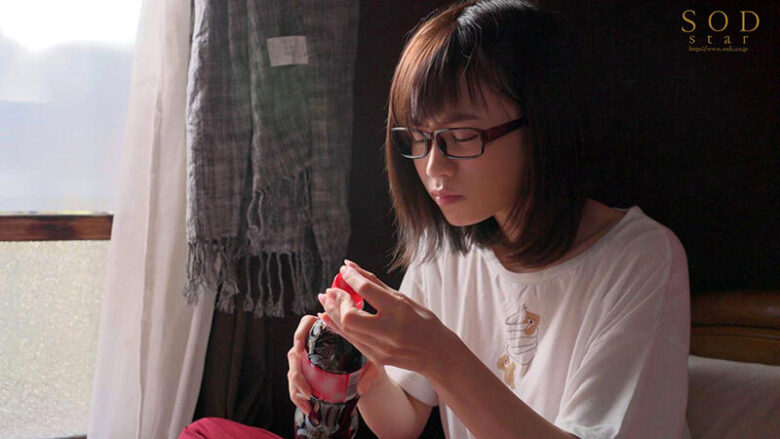 数年ぶりに帰省すると、アラサーの姉は未だに自称家事手伝い(ニート)の喪女だった。 隠れ巨乳の姉(26) 天宮花南 4枚目