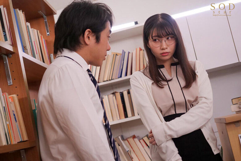 物静かでマジメな図書館司書のお姉さんは、早漏M男をエグい寸止めと焦らしで射精コントロールして楽しんでいました。浜辺栞帆 3枚目