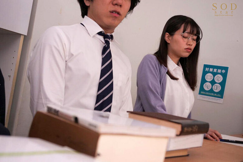 物静かでマジメな図書館司書のお姉さんは、早漏M男をエグい寸止めと焦らしで射精コントロールして楽しんでいました。浜辺栞帆 5枚目