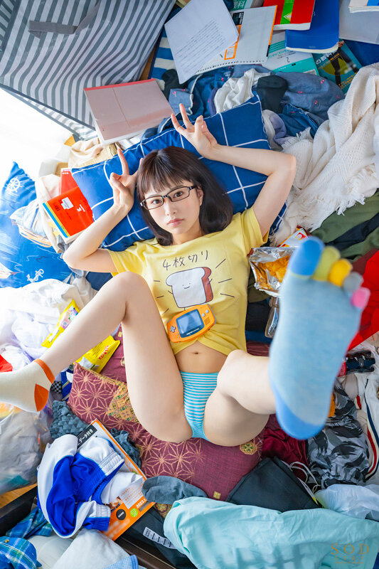 アラサー喪女ニート2 母親と喧嘩して家出した従姉が自宅へ来て、自分よりクソニートだとレッテルを貼られた。 隠れ巨乳の従姉(27) 天宮花南 2枚目
