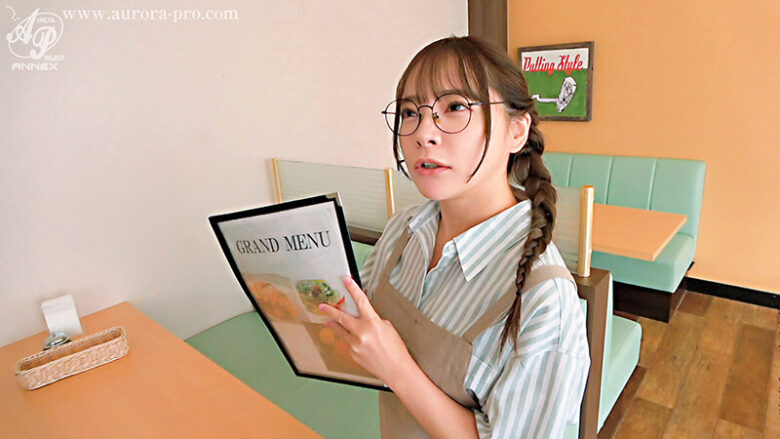 隠れ肉食女子の誘惑 喫茶店で働く地味子ちゃんはオヂ好きの隠れビッチ!マスターを痴女って店内密会! 一条みお 2枚目