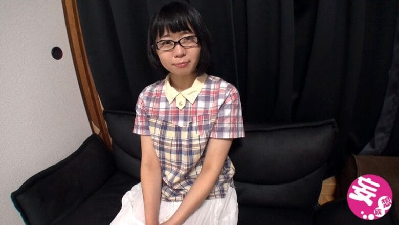 学習塾のメガネっ娘先生AV出演!リアル地味女子が初の潮吹き、初のデカチン、初の3P! 1枚目