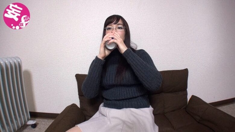 ムチムチ地味メガネっ娘。 AV撮影に興味津々のむっつりスケベ女子が、初潮吹き、初巨根でアヘ顔! 1枚目