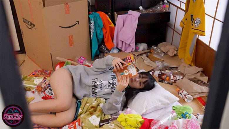 独り身童貞の元にやってきた姪は喪女!だらしないのにエロすぎる無防備巨乳な姪に杭打ち中出しされた僕… 柏木こなつ 1枚目