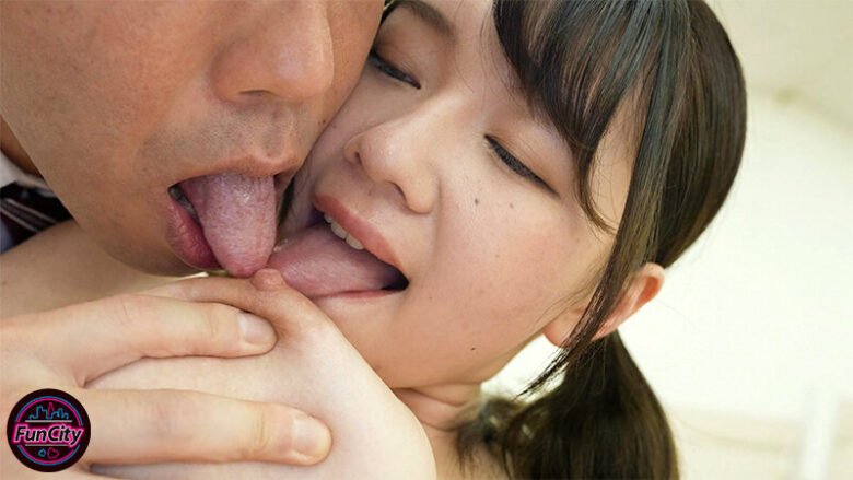 クラスでは真面目な地味っ娘はバレたらヤバい状況で焦る男にIcup隠れ巨乳で挑発する小悪魔J系だった!密着囁き淫語で誘惑されて…小坂ひまり 14枚目