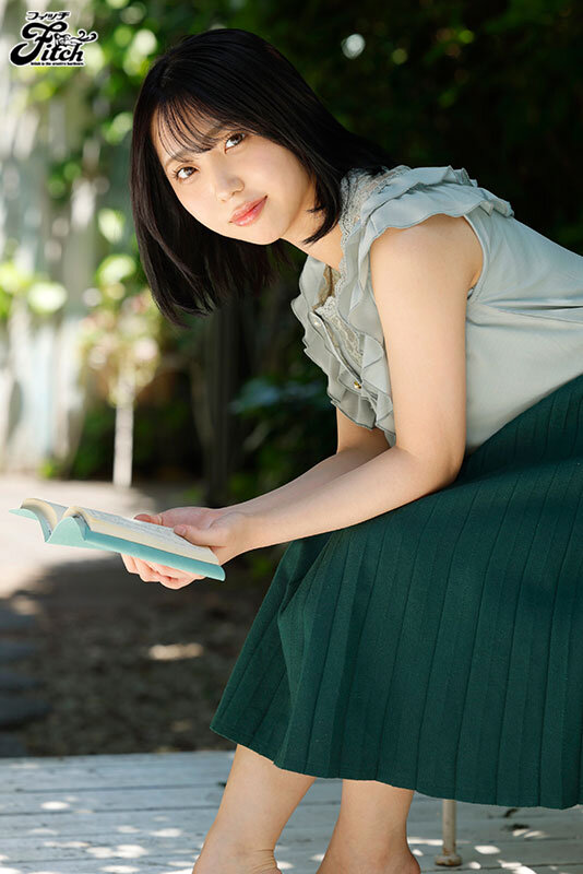 地味だけど脱いだら凄かった!恋愛小説家AV Debut!恋愛経験の少ない20歳の美巨乳Fカップ 卯佐美りん 5枚目