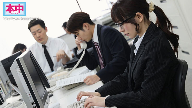 地味で物静かなOLの裏顔 退勤後に誰もが振り向く夜の蝶に変身し、所かまわず男を食い漁っていることを同僚たちはまだ知らない。 ギラパコBITCH メタモルフォーゼ中出し性交 五日市芽依 1枚目