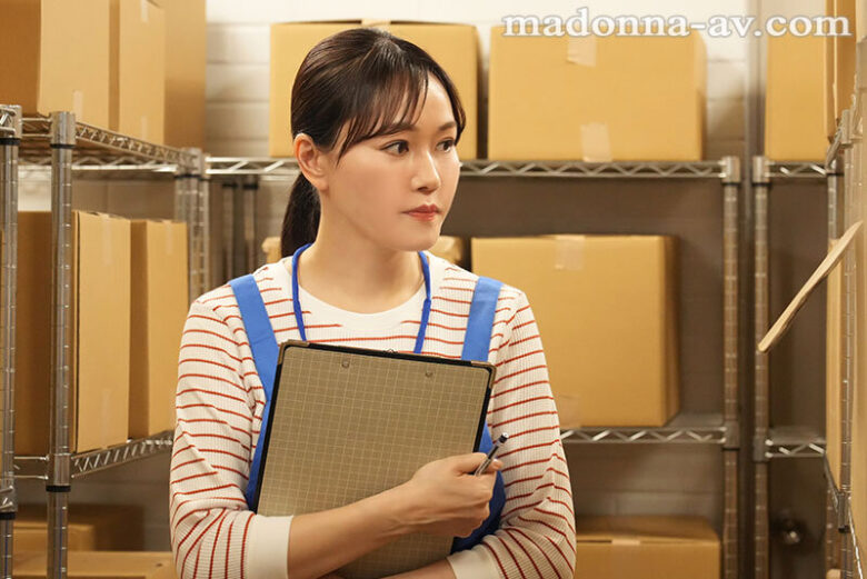 倉庫パート中の副業肉便器 脱いだら凄い地味な主婦は最低賃金の951円で抜いてくれます…。 ももの真利奈 1枚目