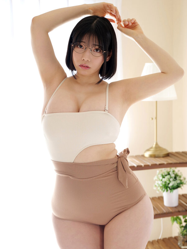 嗚呼、押しに弱すぎるよ。悪魔的ロケット乳の地味メガネ爆乳しろ~と娘。隠し撮りからのAV出演記録。 2枚目