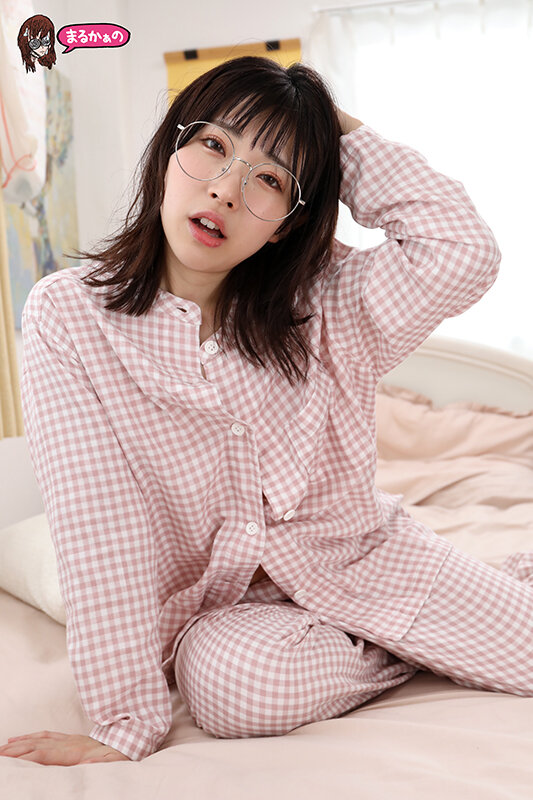 地味で内向的な性格(しかし、性欲は強い)の幼なじみ。 近眼を言い訳に、いつも距離が近すぎる。 そして今日もボクをしゃぶり尽くす。 それが彼女のヤリクチ。 20枚目